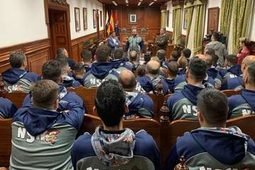 El Ayuntamiento recibe a Los Nietos de SaryMánchez, ganadores del primer premio de interpretación del Carnaval capitalino (Foto TA)